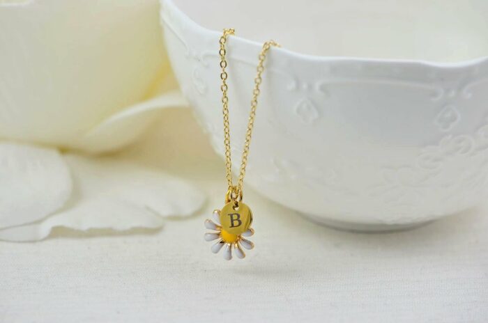 Dainty Daisy Initials Necklace, Gold Personalised Daisy Floral Name Necklace, Gift for Her, Bridesmaids Engraved Initial Drop Necklace